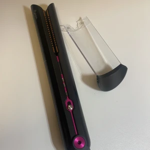 dyson plattång - köpte den hos lyko , har inte använt den så mycket tyckte det var dags och sälja för den står bara i mitt rum , köpte den för 4,690kr