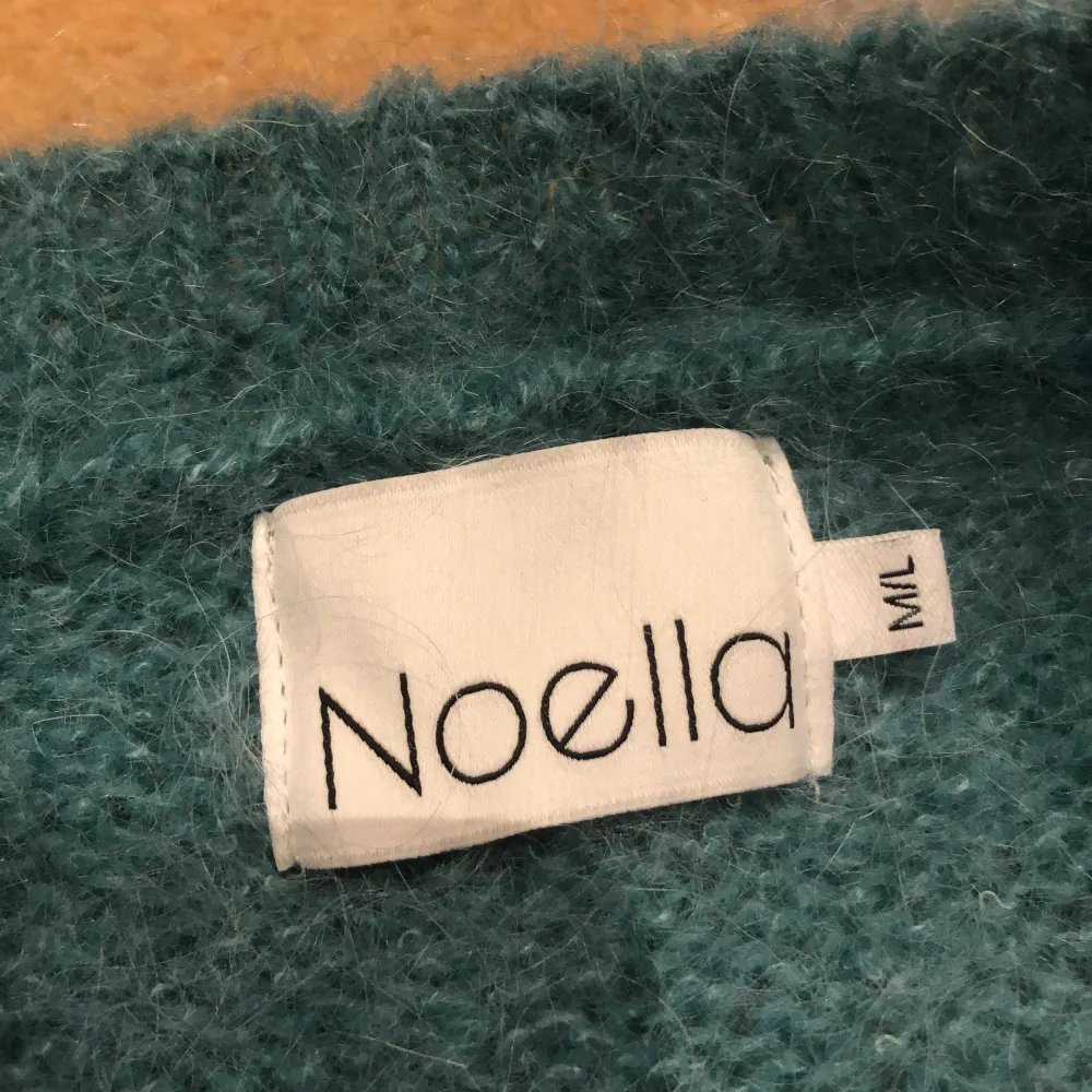 Säljer en fin turkos tjock tröja. Tvättas innan den skickas. Den är från Noella och är i stl M/L.  Den har inga fläckar eller hål. Ny pris är ungefär 800kr så det är väldigt bra pris eftersom den aldrig använd. 💕. Stickat.