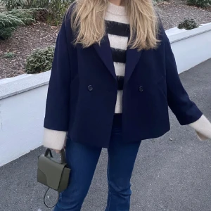 Lindex kappa - Helt ny med lapparna kvar! Köpt för 1000, strl M. Slutsåld. Köpare står för frakt! Första bild lånad. Marinblå färg  💕