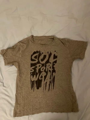 T-shirt - T-shirt säljes! Mycket använd men i bra skick. Har en lite. Fläck(se bild 2). Storlek S Köparen står för frakt.