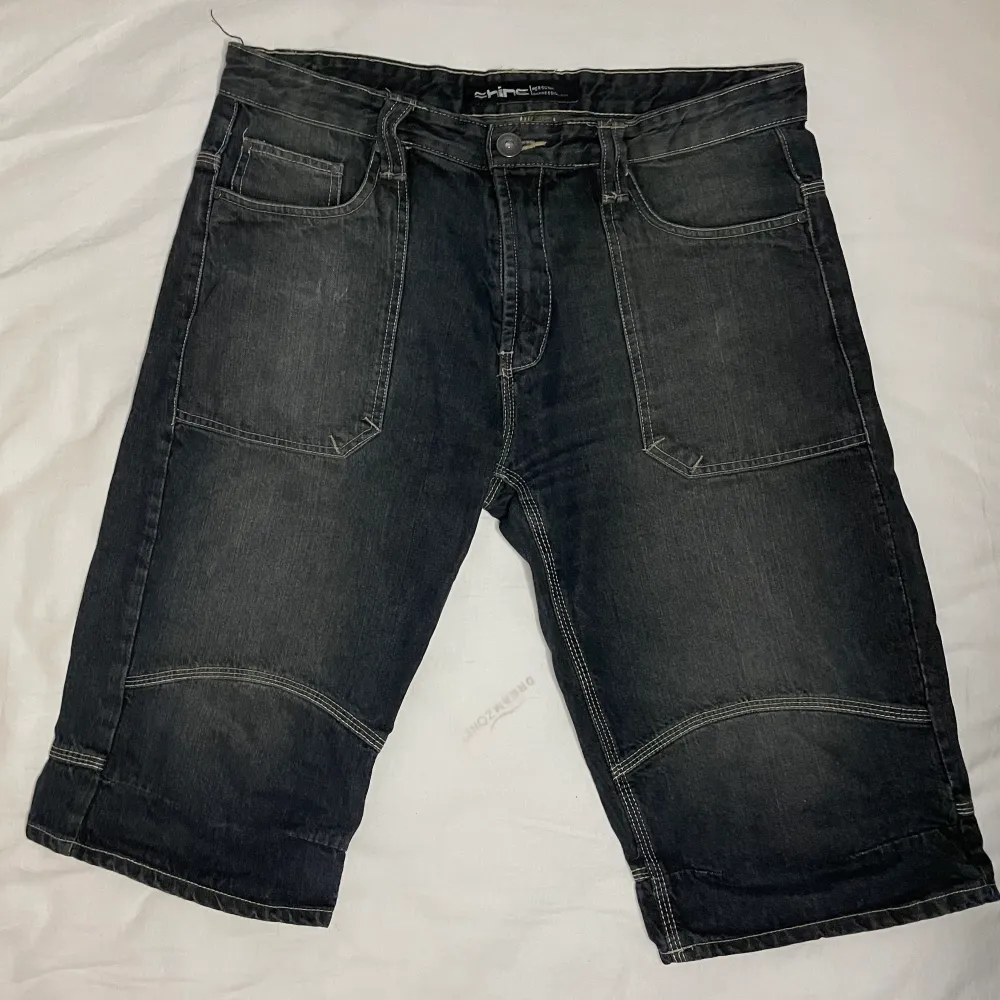 Skit snygga short märket är okänd då den är köpt på secondhand. Den är jätte bra skick inga märken, missfärgning eller är slitet. Storlek W 33-35 . Shorts.
