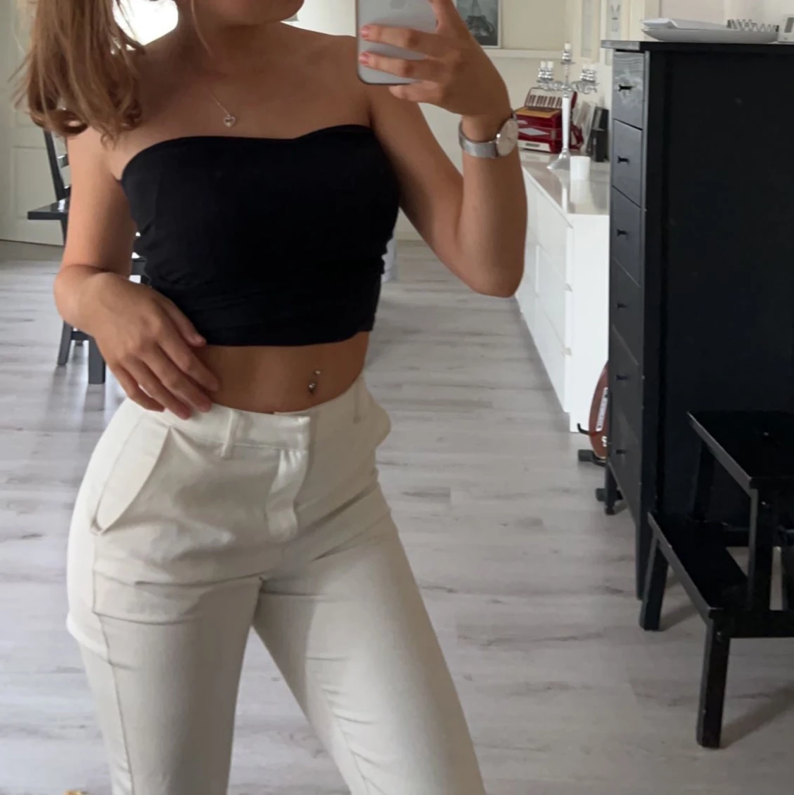 Vita kostymbyxor i S från bik bok 