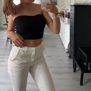 Vita kostymbyxor i S från bik bok  - Gå in på bik bok sidan för å se mer detaljer, säljer pga ingen användning för dem! 