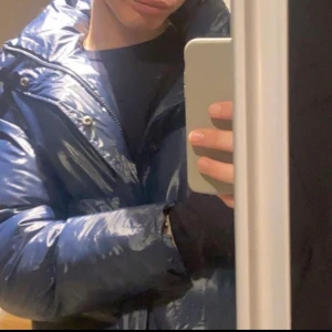 Vinter jacka - Säljer nu denna fina vinter jackan som är som helt ny! Den är i glansig fin blå färg och är i storlek s/m.❣️