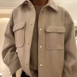 Skjortjacka - Säljer denna jacka från hm pga använder inte längre! Den är ganska väl använd, därför säljer jag den för endast 200kr. Sömmen har gått upp pyttelite på ena fickan se bild. 