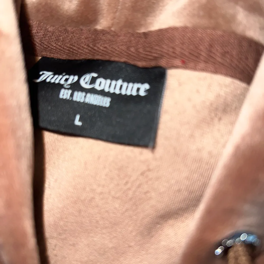 Juicy couture kofta säljer eftersom den är för tajt för mig som brukar ta L i koftor. Skulle sagt att den passar M. Den är i jätte bra skick eftersom ja har andvänt den cirka 3 gånger. Vi kan diskutera priset! . Tröjor & Koftor.