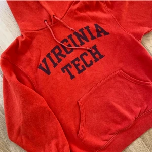 Vintage College Hoodie Virginia Tech - Storlek s/m Fint vintage skick Inga hål eller fläckar Lite smånopprig Mått kan lösas vid intresse