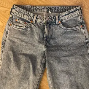 Ett par jättefina weekday jeans i färgen ”summer blue” . Använda endast en gång. Säljer då jag märkte att dem var för stora för mig och Inte passar min kroppsform. W26 L 32. 400 kr + frakt 