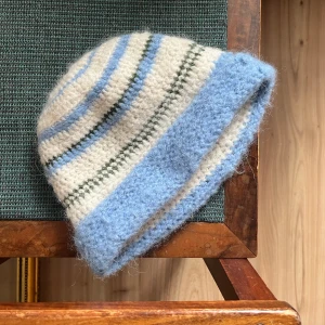 Virkad mössa - Supermysig ullig mössa med blandgarn. Skriv vid frågor! FRAKT INGÅR! 💙🪩