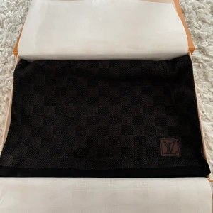 Louis Vuitton halsduk - Äkta Louis Vuitton halsduk. Inga skador eller defekter, den är i princip i nyskick. Allt på bilden hänger med. Kvitto finns, köpta för 4900kr i LV butiken i Östermalm.