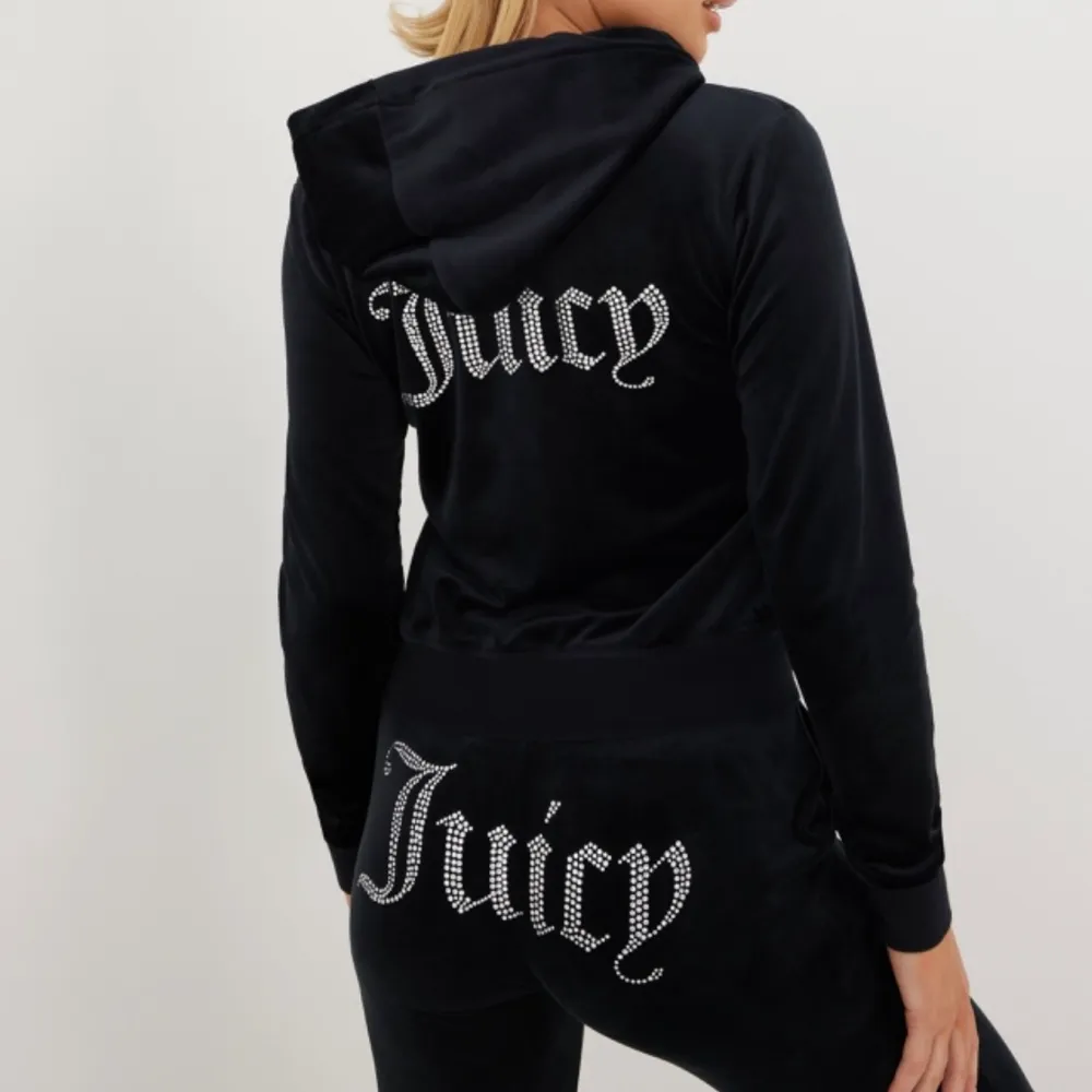 Endast testad, äkta, Juicy Couture set köpt direkt via Juicy hemsidan. Byxor & kofta ingår. (Nypris 2500). Kan sälja byxor eller tröja separat för 565 kr st. Tröjor & Koftor.
