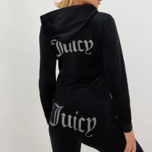Endast testad, äkta, Juicy Couture set köpt direkt via Juicy hemsidan. Byxor & kofta ingår. (Nypris 2500). Kan sälja byxor eller tröja separat för 565 kr st