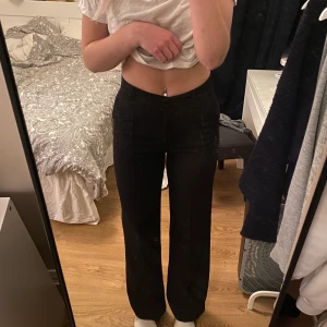Kostymbyxa med pressveck - Snygg och stilren kostymbyxa från madlady. Strl 36, längd 32.