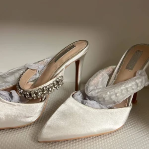 Vita satin klacksor - Aldrig använda 