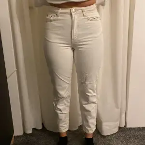 Vita jeans från Gina Storlek 36 Är smutsiga på bakfickan (går säkert bort i tvätten) 