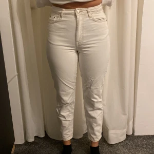 Jeans  - Vita jeans från Gina Storlek 36 Är smutsiga på bakfickan (går säkert bort i tvätten) 