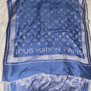 Jag säljer nu min så sjukt snygga och äkta Louis Vuitton halsduk, I färgen blå/grå. Den är helt i nyskick och knappt använd.