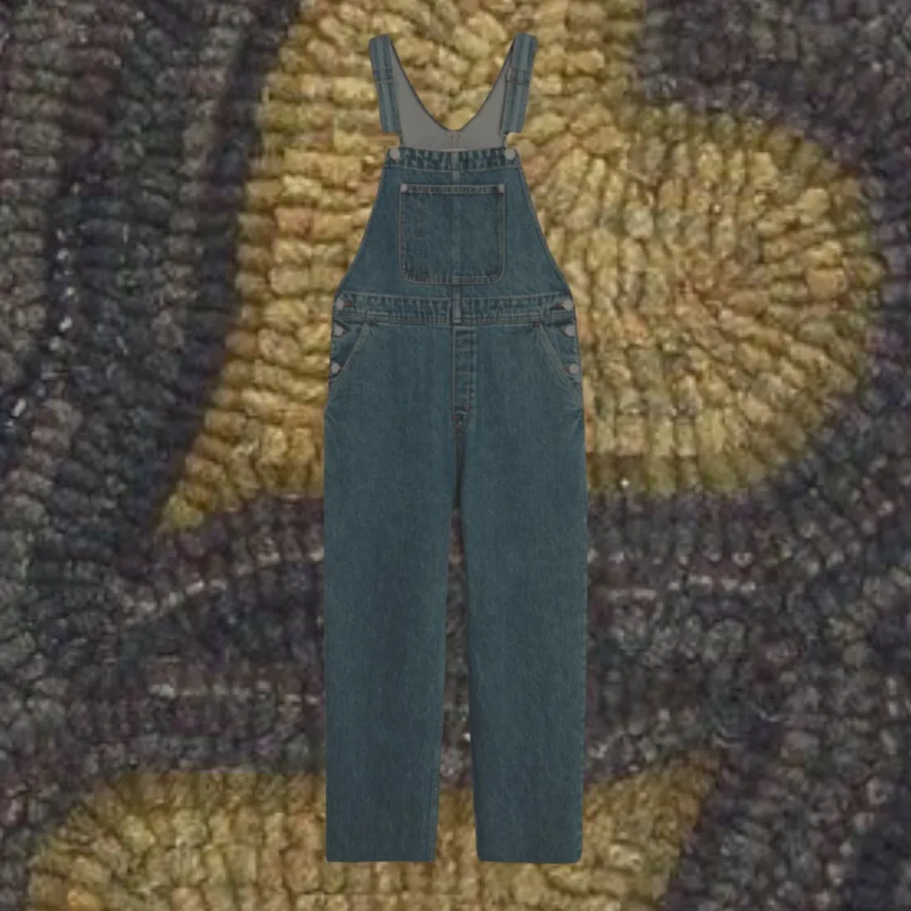 Blåa denim overaller!! Bra skick, knappt använda :)) jag är 1,60 och dem sitter lite pösigt på mig Ordinarie pris: 500 kr. Jeans & Byxor.