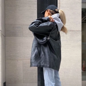 leather jacket - Oversize baggy läderjacka (fejk läder!) Storlek M!