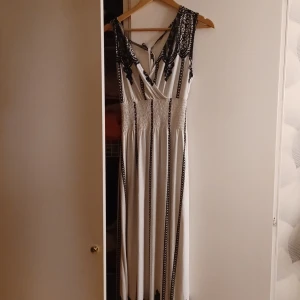 Klänning Strl M - Jättefin klänning. Använt en gång, köpte i Turkiet. 