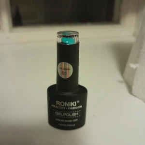 Gellack  - Ett gellack som aldrig är använd. Kräver uv lampa för naglar. Har en fin blåaktig färg.