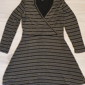 MONKI lurex klänning silver & guld stl S - Fin stretchig klänning från MONKI stl S Guld och silver ränder. Fint skick!  Skickar spårbart. Tryck Köp direkt.  Mvh