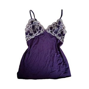 Y2K Linne - Snyggt, mörklila linne i superskönt material. Knappt använt och väldigt bra skick. Fina och unika detaljer 💜 