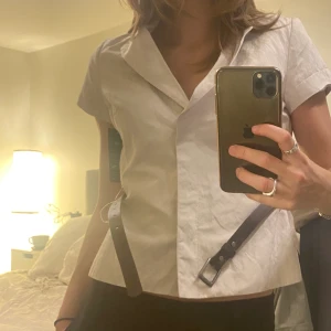 HM skjortblus - Snygg oanvänd skjortblus! Har bälte men är även snygg att ha utan! 