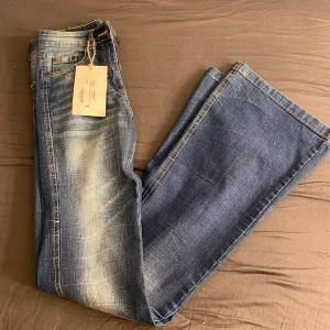 blåa utsvängda jeans - Utsvängda jeans, köpta i grekland! aldrig använda