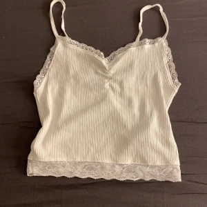 vit v ringat linne - v ringat linne med spets detaljer. bra skick, använd 1 gång.