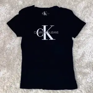 Knappt använd t-shirt från Calvin Klein i stl S.  Regular fit. Inga defekter.   Frakt tillkommer❤️