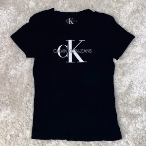 Calvin Klein T-shirt!  - Knappt använd t-shirt från Calvin Klein i stl S.  Regular fit. Inga defekter.   Frakt tillkommer❤️
