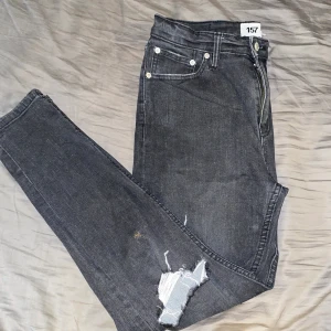 Svart/grå sky jeans - Svart/grå sky jeans med hål på knäna Stl. M Ny skick, använd en gång