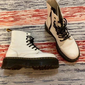Dr Martens Jadon 41 platå - Coola platåskor från Dr Martens i modellen Jadon. De är av skinn.   Storlek 41