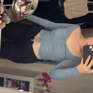 Blå/turkos topp - Denna fina topp är ifrån BikBok i storleken XS. På mig sitter den för tajt och kan inte längre ha den tyvärr annars hade behållt den! Man kan göra den kortare/längre med snöret där fram så ett väldigt praktiskt plagg!