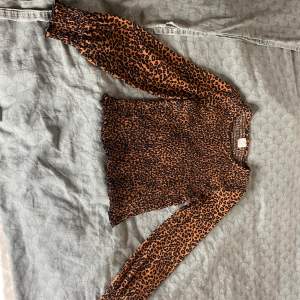 Säljer denna leopard tröja! Har inga skador utan säljer den för att den har blivit för liten för mig. Man betalar igenom swish. Köparen står för frakten. 