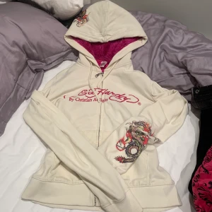 Edhardy Hoodie - Skit snygg äkta edhardy tröja! Jag skulle inte säga att storleken motsvarar L i verkligenhdten utan mera M. 