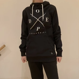 Dope snowboard jacka - Säljer min brors snowboard jacka som han använt två säsonger, men är i princip i nyskick. Storlek xs. Original pris ca 1600kr säljer för 700kr. Passar även mig som är 170 cm. Kan skickas, köparen står för frakten.