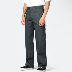 Grå Dickies byxor - Säljer dessa gråa Dickies byxor i storlek W34/L32 aldrig andvända prislapp kvar. Väldigt stora på mig i midjan som vanligt vis har storlek W25 skriv privat för egna bilder 