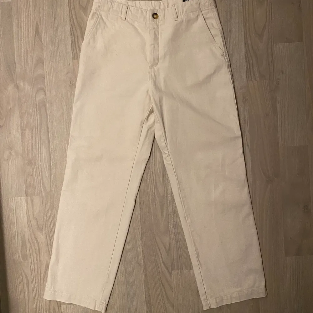 Wide-Straightleg byxor i färgen ecru (typ cream färg).. Jeans & Byxor.