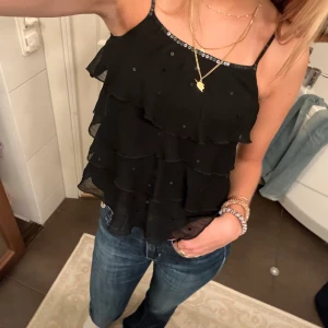 Supersnygg topp - Väldigt snygg topp i storlek xs. Den har paljetter och volanger. Köptes för ca 250kr och säljer för 150kr😻😻