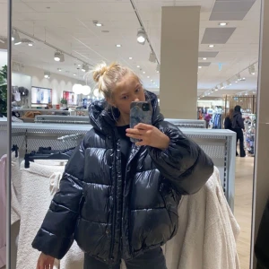 hm jacka - Glansig puffer jacka från hm med dragkedja på luvan💓