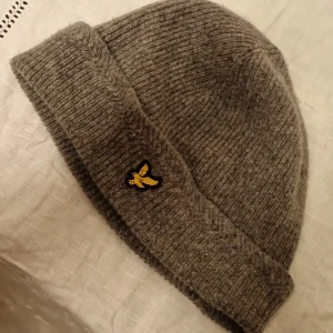 Mössa Lyle&scott -  Grå Mössa i lammull från Lyle & scott
