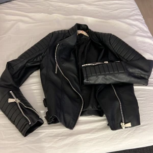 Skinnjacka - Säljer min skinjacka, den är i nyskick ingen skada, knappt använd då den är för liten för mig. Storlek 36 men passar även 34💞