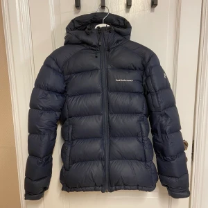 Peak performance jacka  - Säljer denna snygga blåa peak performance jacka i stl S. Fint skick, inga defekter förutom en liten tråd. Se 3:e bilden, de är inget som syns när du har den på dig. 2300kr plus 66kr spårbarfrakt med postnord. Bara att skriva om du undrar något🤎🤍