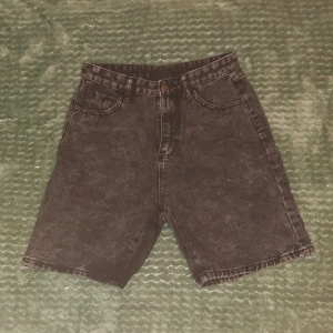Svarta bermudajeans - Köpte dessa i somras då jag desperat behövde ett par shorts. Dom passar mig dock inte så bra i svanken. Om 501:or passar på dig, skulle jag tro att dessa passar bra. Dom är stentvättade i tyget. Jag kan tänka mig att posta dom, du betalar frakten isf