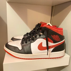 Jordan 1 mid gym red - Säljer mina äkta Jordan 1:s för att jag skaffade ett annat par skor. Skorna passar till allt. Låda och extra skosnören medföljer. Kan skicka mer bilder. Kan mötas i Stockholm.