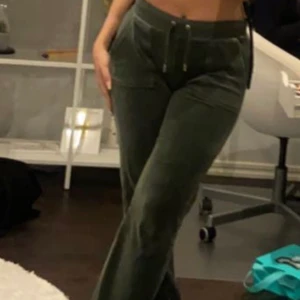 Gröna juicy - Fick i julklapp förra året så använda en mycket men fortfarande ok skick. Dem har en liten defekt som knapt syns, men kom privat så får ni se. Storlek S  passar Xs och M beroende hur vill de ska sitta. Spårbar frakt tillkommer även. Har även tröjan till