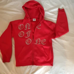 One of one hoodie - Det är en one of one hoodie limted edition, sparsamt använda. 