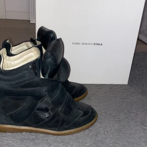 Isabel marant skor  - Säljer dessa så snygga isabel marant skor i storlek 40 men passar 39 🍁✨nypris:5600 men säljer för 1800 bud på:2200🍂skicket är 9.5/10 då jag använt en gång 🧡står ej för frakt 🧡